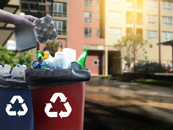 Рука Людини Кладе Пластикове Повторне Використання Переробки Концепції Захисту Навколишнього — стокове фото