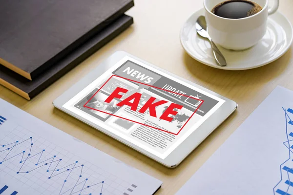 Falešné Zprávy Koncept Muž Čtení Novinek Mediální Technologie Smartphonu Jen — Stock fotografie