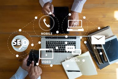 DİGİL MARKETING yeni başlatılan proje MILLENNIALS İş Ekibi mali raporlar ve bir dizüstü bilgisayarla iş başında