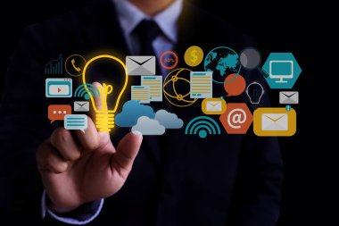DİGİL MARKETING yeni başlatılan proje MILLENNIALS İş Ekibi mali raporlar ve bir dizüstü bilgisayarla iş başında