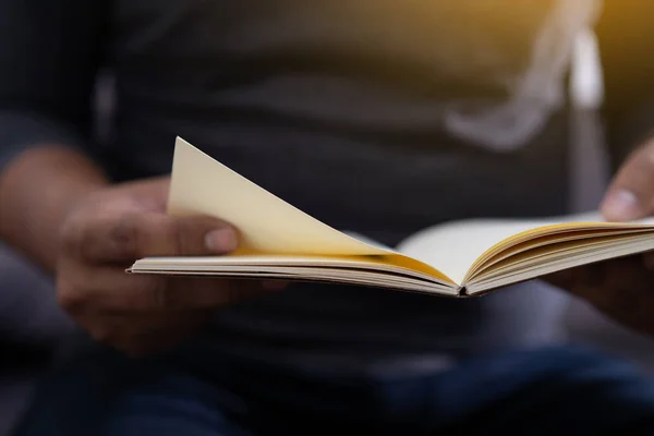 Man Läser Bok Och Hålla Kopp Kaffe Sitta Läs Kunskap — Stockfoto