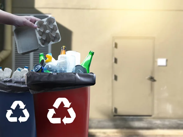 Ember Kéz Amivel Műanyag Újrahasznosítás Újrahasznosítás Fogalma Környezetvédelmi Világ Újra — Stock Fotó