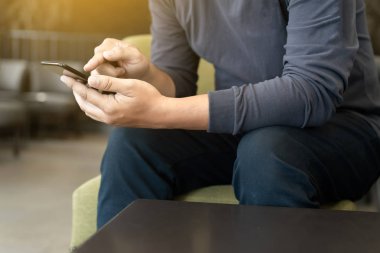 adam akıllı telefon kullanma ve kafede çıkıyor