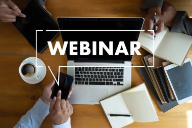 WEBINAR masadaki el E-business tarama Bilgisayardaki bağlantı, kahve, bölünmüş ton