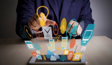 DİGİL MARKETING yeni başlatılan proje MILLENNIALS İş Ekibi mali raporlar ve bir dizüstü bilgisayarla iş başında