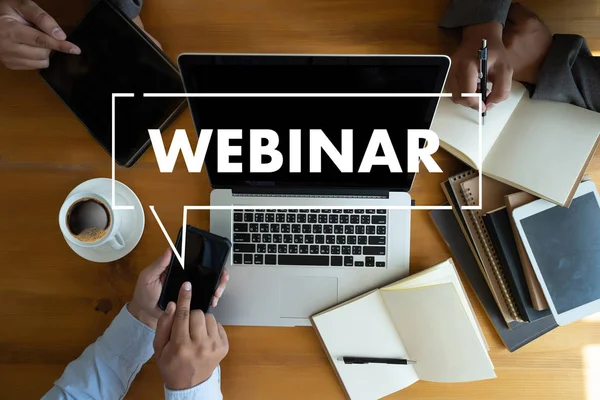 WEBINAR masadaki el E-business tarama Bilgisayardaki bağlantı, kahve, bölünmüş ton