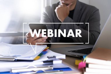 WEBINAR masadaki el E-business tarama Bilgisayardaki bağlantı, kahve, bölünmüş ton