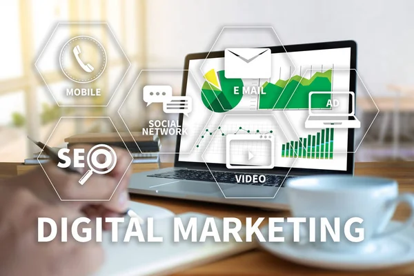 DİGİL MARKETING yeni başlatılan proje MILLENNIALS İş Ekibi mali raporlar ve bir dizüstü bilgisayarla iş başında