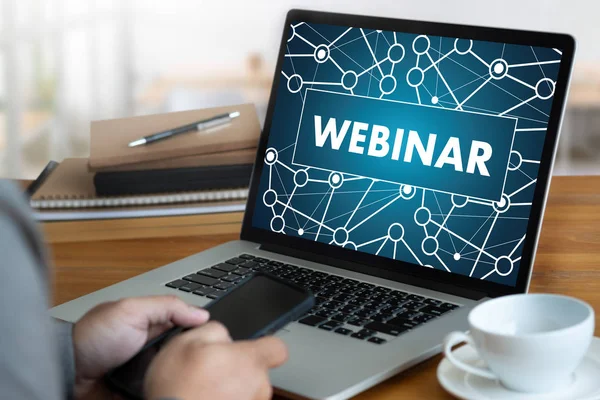 WEBINAR masadaki el E-business tarama Bilgisayardaki bağlantı, kahve, bölünmüş ton