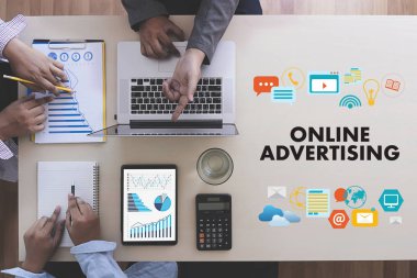 Online reklam iş takım mali raporlar ve bir dizüstü bilgisayar ile iş yerinde eller