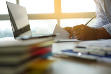 Belgeleri okuyan işadamı işten işe mali grafiği çizdi, belge planlarını analiz etti