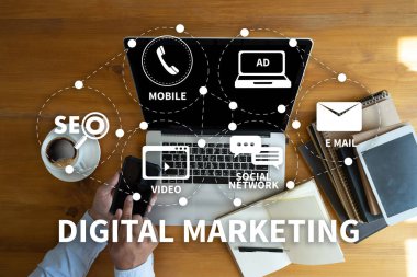 DİGİL MARKETING yeni başlatılan proje MILLENNIALS İş Ekibi mali raporlar ve bir dizüstü bilgisayarla iş başında