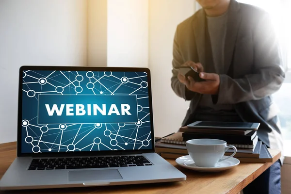 WEBINAR masadaki el E-business tarama Bilgisayardaki bağlantı, kahve, bölünmüş ton