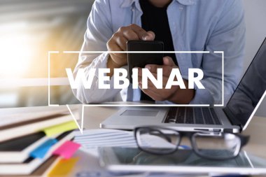 WEBINAR masadaki el E-business tarama Bilgisayardaki bağlantı, kahve, bölünmüş ton