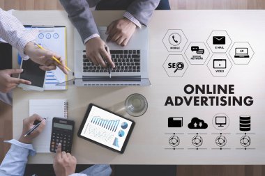 Online reklam iş takım mali raporlar ve bir dizüstü bilgisayar ile iş yerinde eller