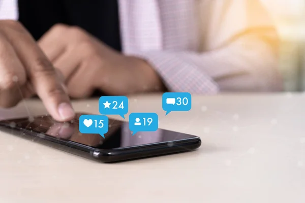 Genç Adam Akıllı Telefon Sosyal Medya Sosyal Pazarlama Kavramı Kişi — Stok fotoğraf