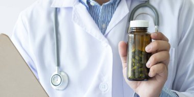 Eczacı eczane eczane ilaç tutan doktor