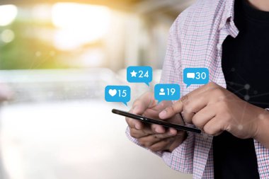 Genç adam akıllı telefon sosyal medya ve sosyal ağ pazarlama kavramı kişi bağlantısı kullanarak
