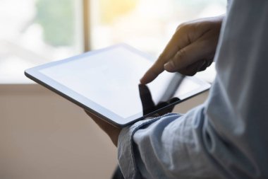 Tablet eller erkek multitasking ile izole ekran kullanan adam dijital tablet bilgisayarı kapat