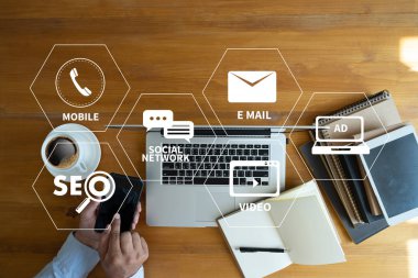 DİGİL MARKETING yeni başlatılan proje MILLENNIALS İş Ekibi mali raporlar ve bir dizüstü bilgisayarla iş başında