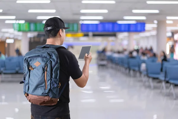 Młody Człowiek Lotnisko Terminal Traveling Koncepcji Podróżujących Osób — Zdjęcie stockowe