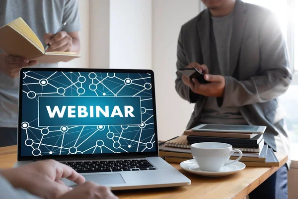 WEBINAR masadaki el E-business tarama Bilgisayardaki bağlantı, kahve, bölünmüş ton