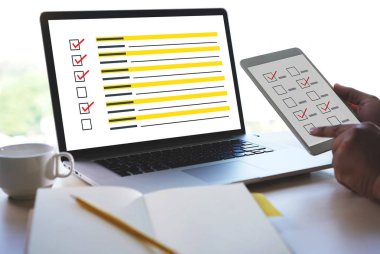 İş adamı SURVEY ve Sonuçlar Analiz Keşif Kavramı