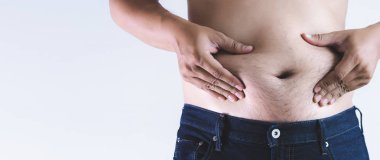 Tombul şişman karnına dokunmak adam