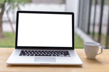 boş ekran bilgisayar ile modern dizüstü kullanarak alay