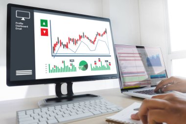 iş adamı işe grafik zamanlama veya mali rapor veri planlama