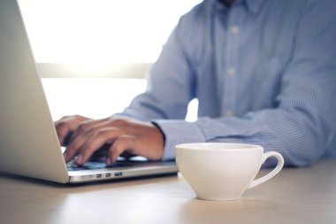 iş adamı bir masada oturan kafede dizüstü kullanıyor