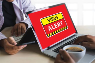 Hacker koruma konsept dizüstü bilgisayarda virüs tespit uyarı dijital tarama güvenlik duvarı çalışan adam