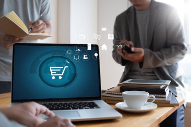 İş adamları teknoloji E-ticaret Internet küresel pazarlama satın alma planı ve banka kavramı Commerce kullanın