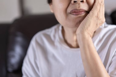 Depresif yaşlı kadın oturuyordu