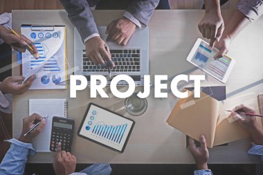 Gantt grafiğini güncelleyen İş Adamları Projemizi Analiz Ediyor