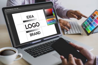 Yaratıcı tasarımcı grafik iş başında. Renk renk örneği örnekleri, Illustrator grafik tasarımcı çalışma dijital tablet ve bilgisayar