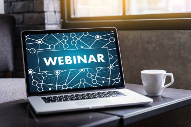 WEBINAR masadaki el E-business tarama Bilgisayardaki bağlantı, kahve, bölünmüş ton
