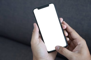 Akıllı telefon teknolojisi ve telefon teknoloji eğilimleri kullanarak adam ellerini kapatın