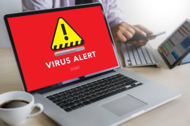 Hacker koruma konsept dizüstü bilgisayarda virüs tespit uyarı dijital tarama güvenlik duvarı çalışan adam