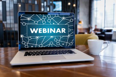 WEBINAR masadaki el E-business tarama Bilgisayardaki bağlantı, kahve, bölünmüş ton
