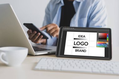 Yaratıcı tasarımcı grafik iş başında. Renk renk örneği örnekleri, Illustrator grafik tasarımcı çalışma dijital tablet ve bilgisayar