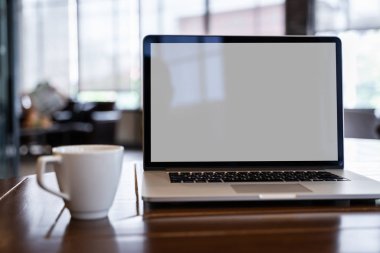 boş ekran bilgisayar ile modern dizüstü kullanarak alay