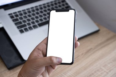 Akıllı telefon teknolojisi ve telefon teknoloji eğilimleri kullanarak adam ellerini kapatın
