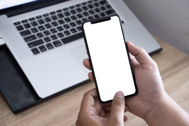 Akıllı telefon teknolojisi ve telefon teknoloji eğilimleri kullanarak adam ellerini kapatın