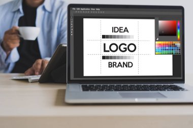 Yaratıcı tasarımcı grafik iş başında. Renk renk örneği örnekleri, Illustrator grafik tasarımcı çalışma dijital tablet ve bilgisayar