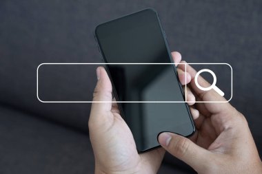 şeylerin (çok arama Internet tarama Internet kullanarak iş adamı)