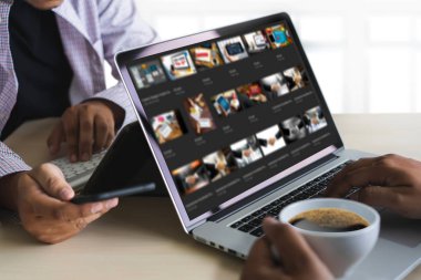 Yaratıcı tasarımcı grafik iş başında. Renk renk örneği örnekleri, Illustrator grafik tasarımcı çalışma dijital tablet ve bilgisayar