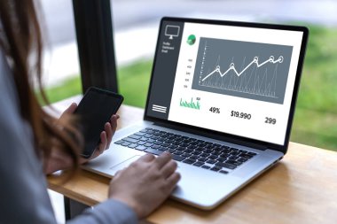 iş adamı işe grafik zamanlama veya mali rapor veri planlama