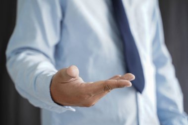 İş adamı tutmak belgili tanımlık smartphone üzerinde street ve kopya alanı.