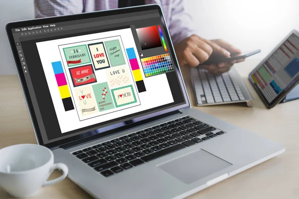 創造的なデザイナー グラフィック職場 色見本サンプル イラストレーター グラフィック デザイナー作業デジタル タブレットとコンピューター — ストック写真